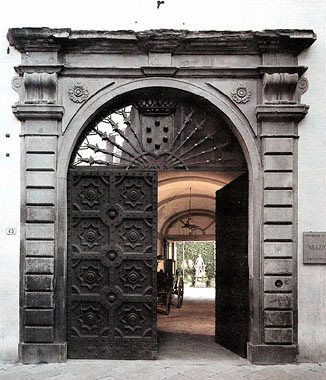 Palazzo Mansi, portone d'ingresso