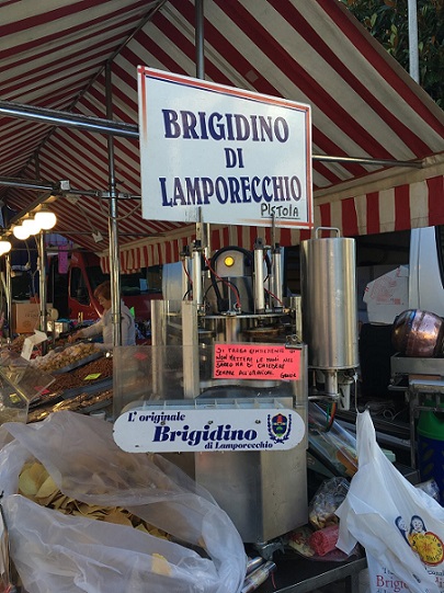 I brigidini in una delle tante fiere della Toscana.