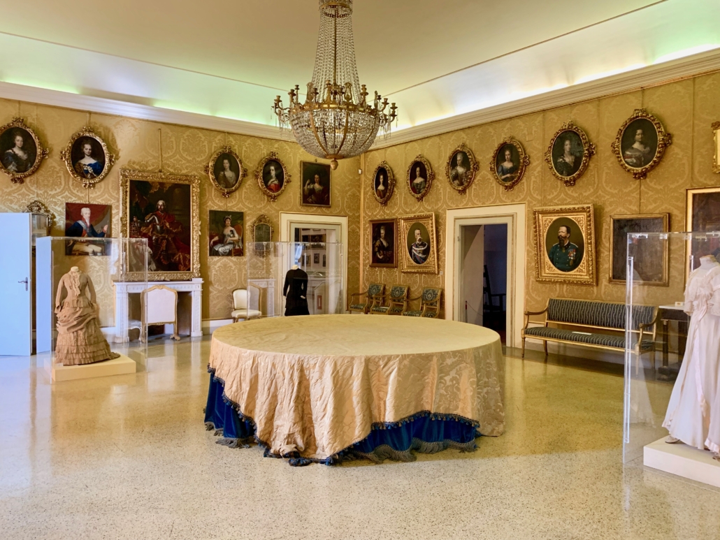Pisa Palazzo Reale salone con ritratti di corte.