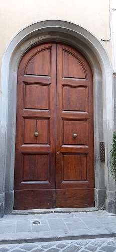 Casa Vasari portone di ingresso