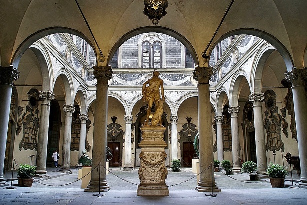 L'estate nei Palazzi fiorentini del Quattrocento, il cortile interno