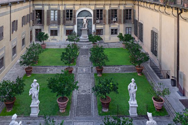 L'estate nei Palazzi fiorentini del quattrocento: il bel giardino interno.